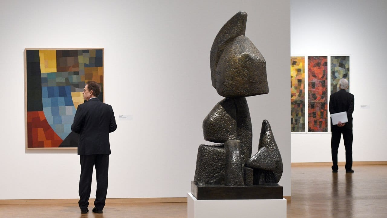 Das Bild "Komposition" (1930, l), die Bronze-Skulptur "Aufstieg" (1929/1960) und das Bild "Hommage an die farbigen Völker" 1938 von Otto Freundlich.