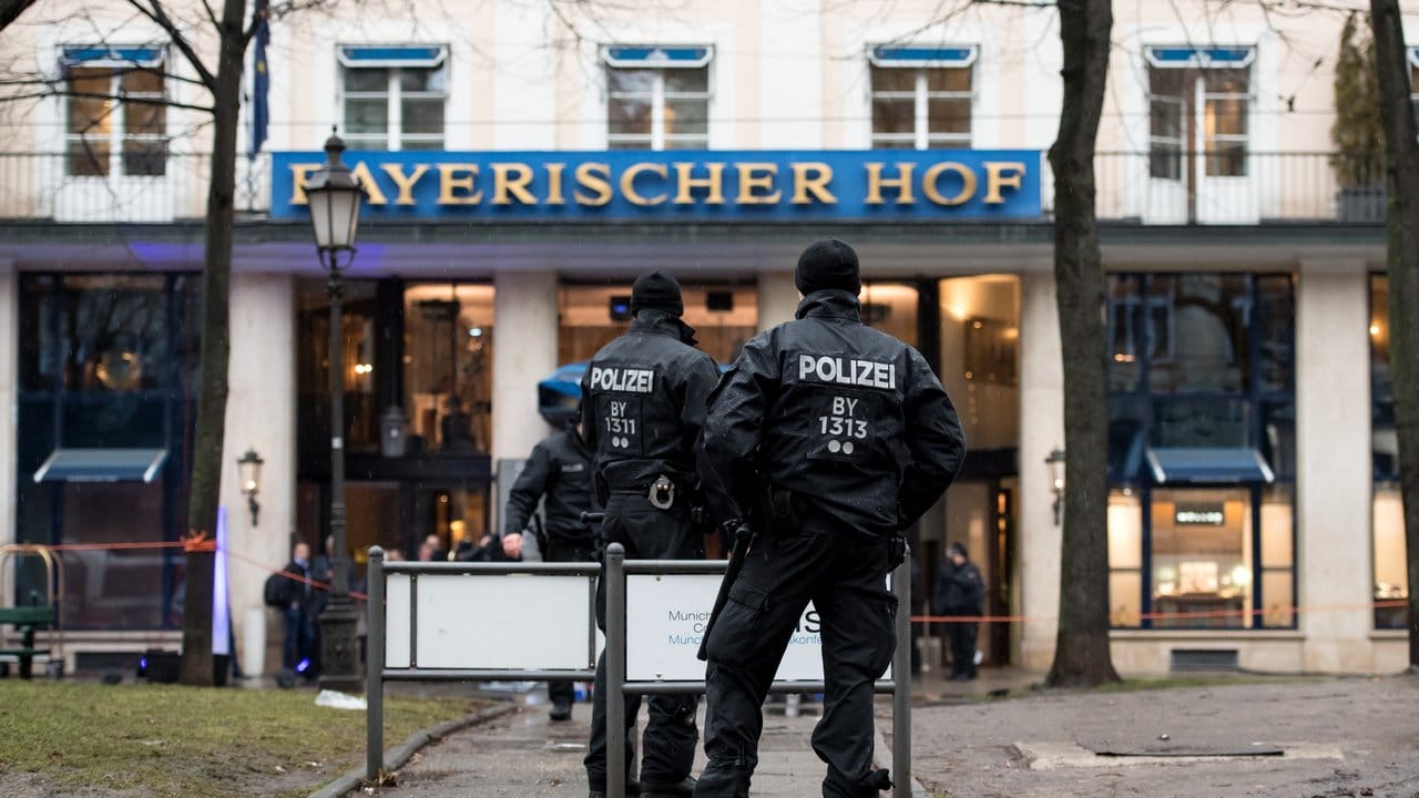 Polizisten stehen vor dem Hotel "Bayerischen Hof".