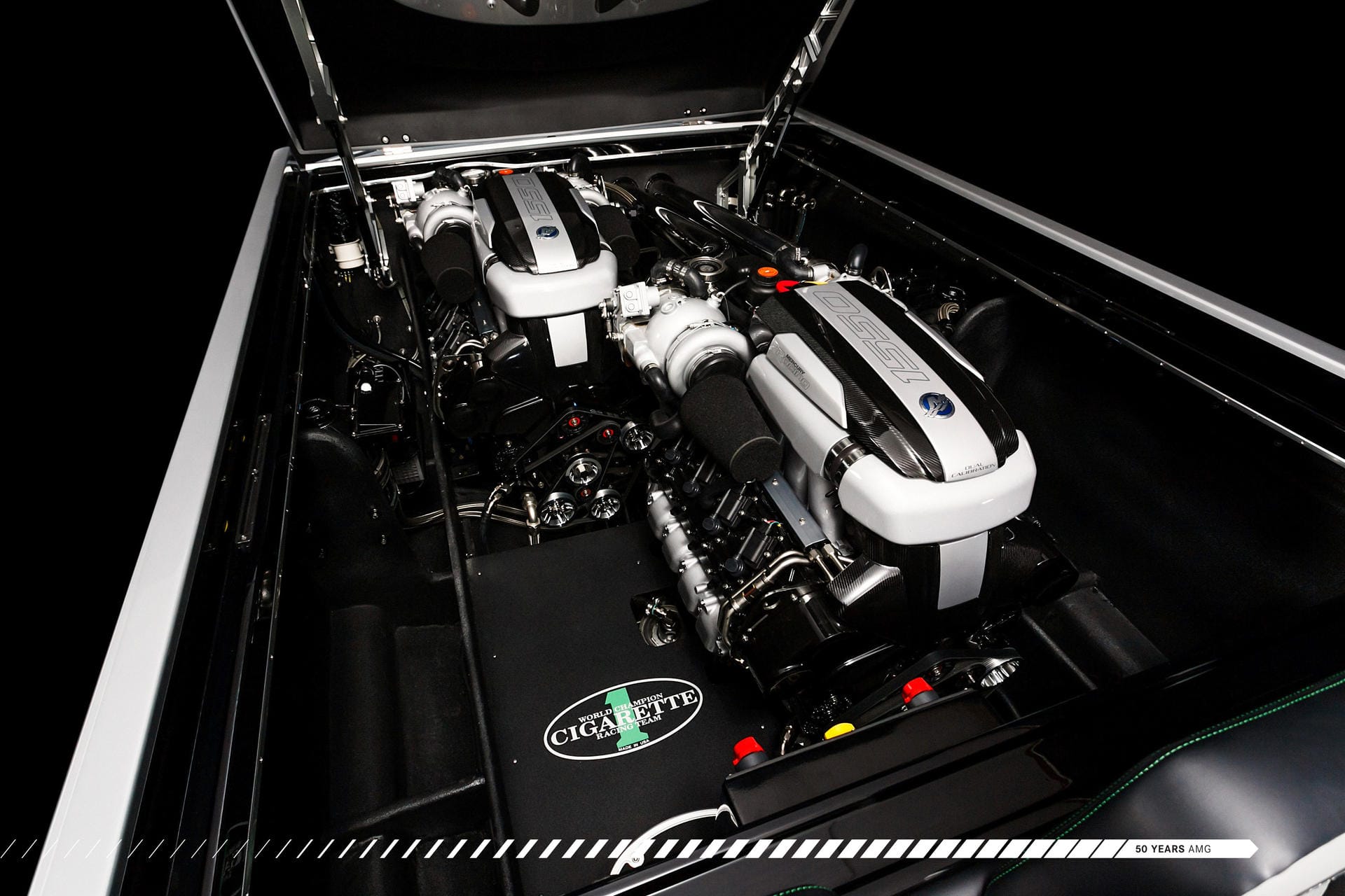 Das Cigarette Racing Team 2017 50’ Marauder AMG verfügt über zwei Mercury Racing 1550/1350 QC4v (Quad Cam 4 Valve) Motoren, die eine Höchstleistung von 2280 kW (3100 PS) auf die M8-Heckantriebe bringen.