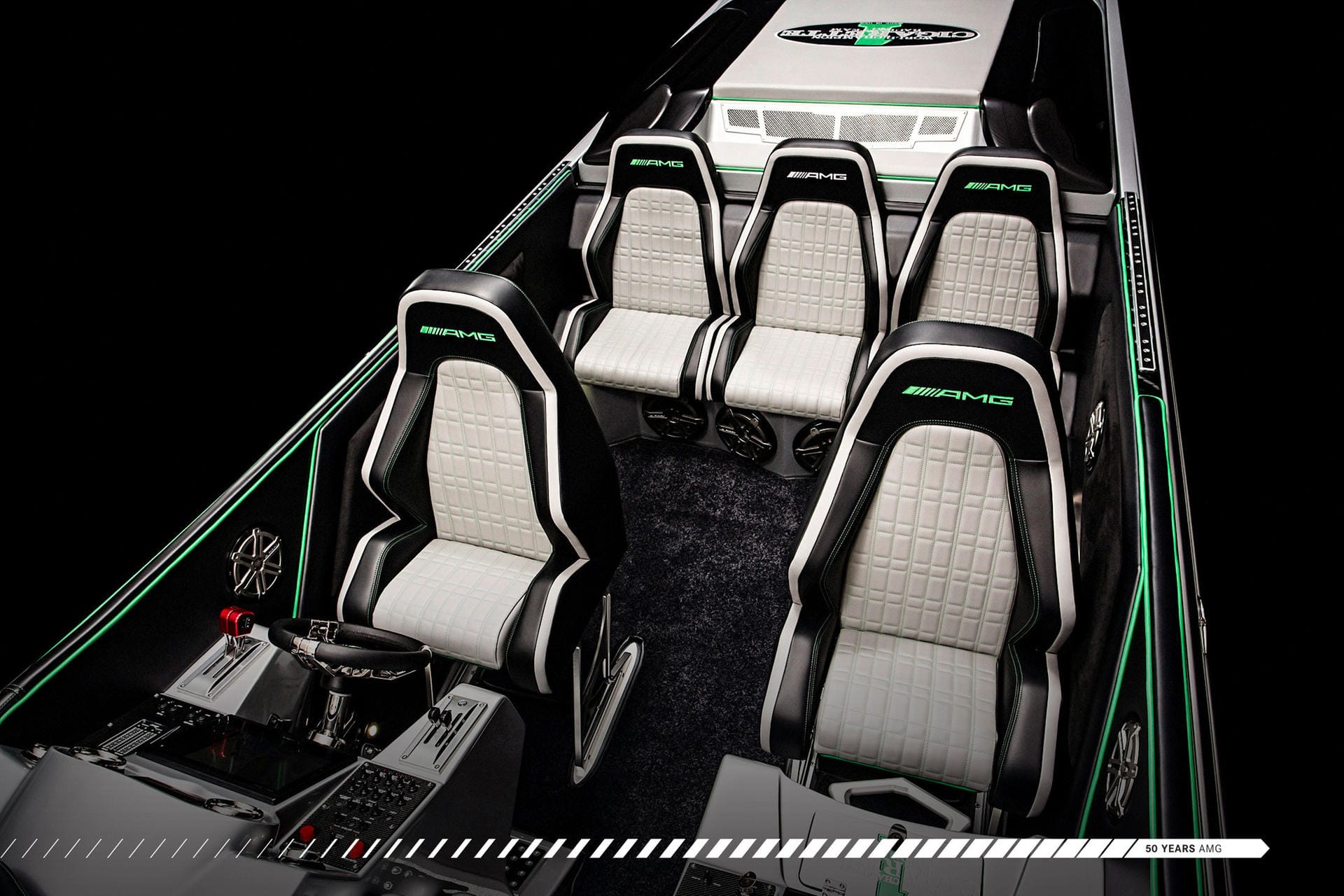 Die Sitze im Innern wurden vom AMG Performance Studio mit einem markanten geometrischen Muster gefertigt.