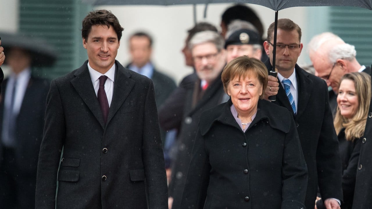 Bundeskanzlerin Angela Merkel begrüßt Justin Trudeau, Premierminister von Kanada, in Berlin.