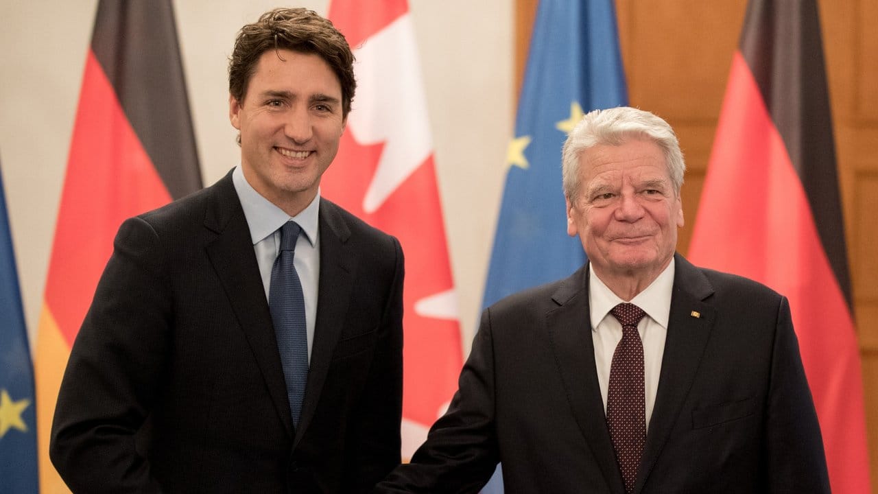 Bundespräsident Joachim Gauck (r) empfängt Kanadas Premierminister Justin Trudeau im Schloss Bellevue in Berlin.