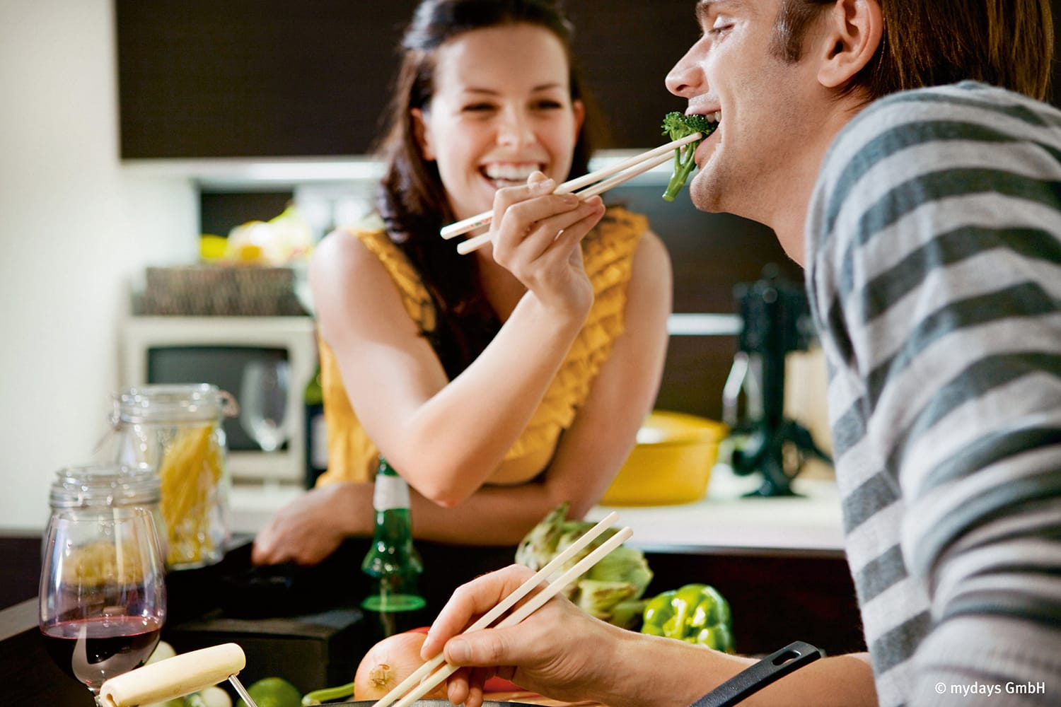 Sie können gut kochen? Glückwunsch, 80 Prozent der Frauen stehen auf Hobby-Köche. Falls nicht, machen Sie doch zusammen einen Kochkurs – zum Beispiel über mydays. Ein Sushi-Kochkurs kostet je nach Ort ab ca. 60 Euro pro Person.