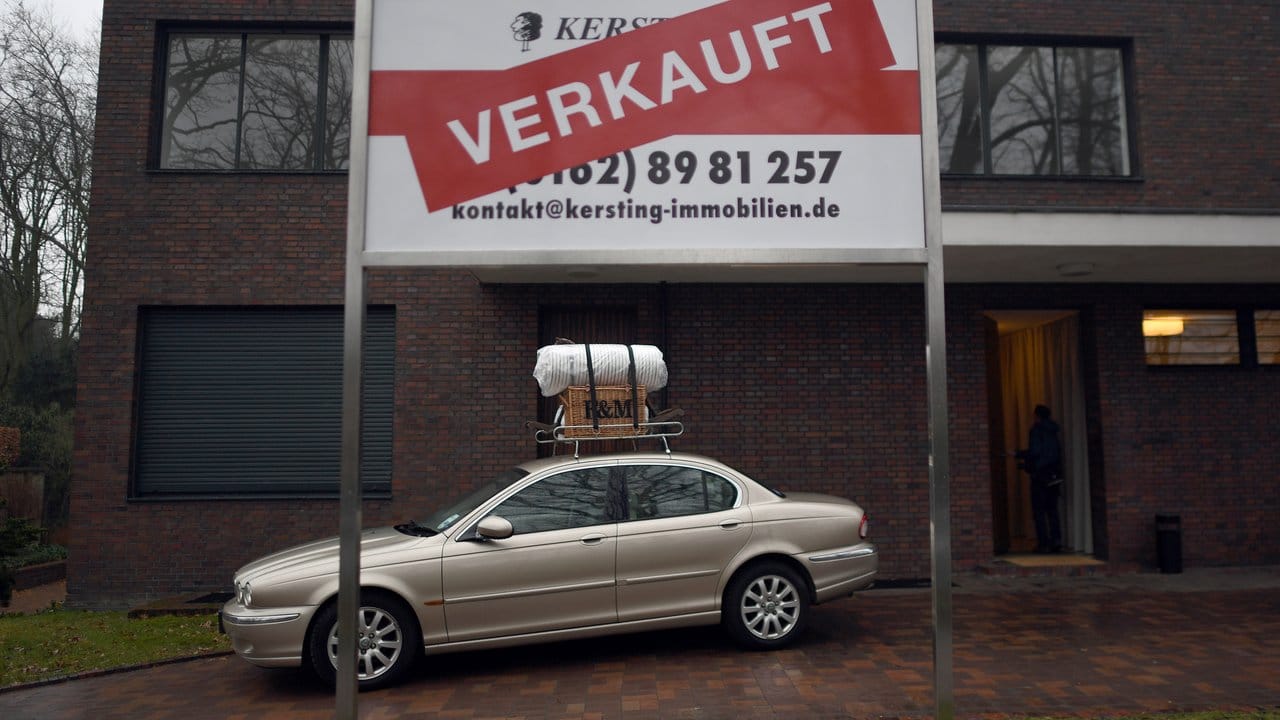 Ein Auto mit britischem Kennzeichen und Gepäck auf dem Dach vor dem Haus Lange in Krefeld.