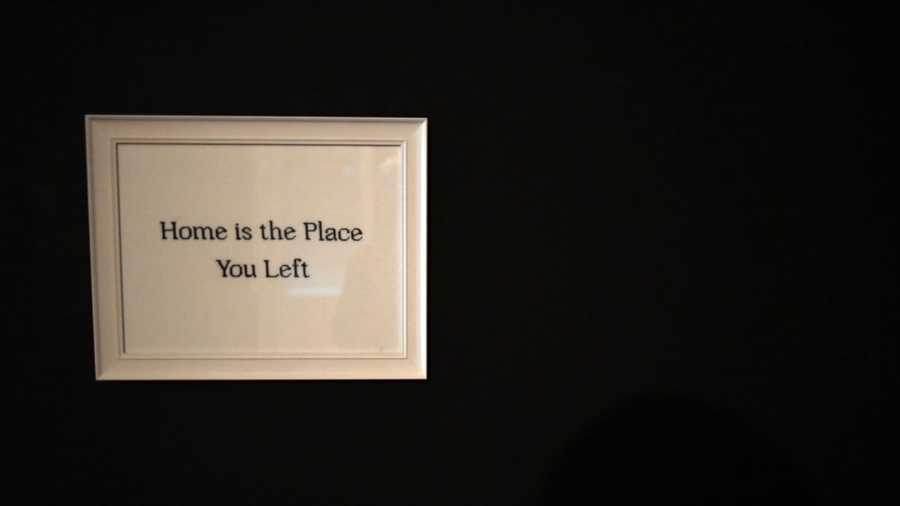 Ein Sinnspruch an der schwarzen Wand: "Home is the Place you left".