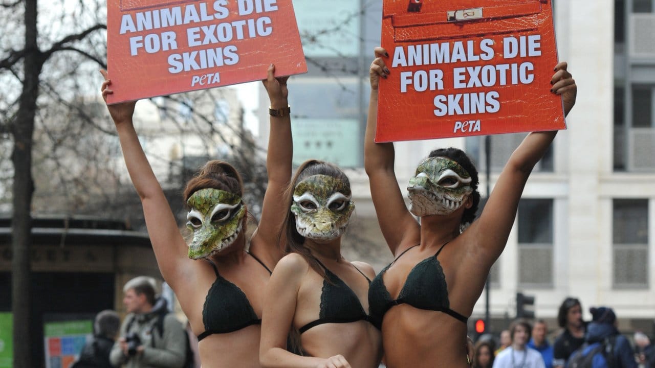Aktivistinnen der Tierschutzorganisation Peta gegen die Verwendung von Leder und anderen Tierhäuten in der Mode-Industrie.