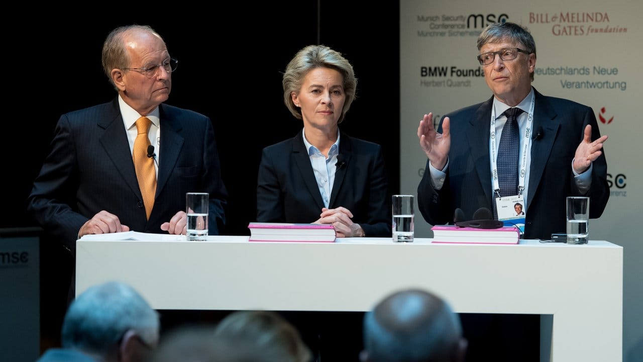 Wolfgang Ischinger (l-r), Ursula von der Leyen und Bill Gates auf der Münchner Sicherheitskonferenz.
