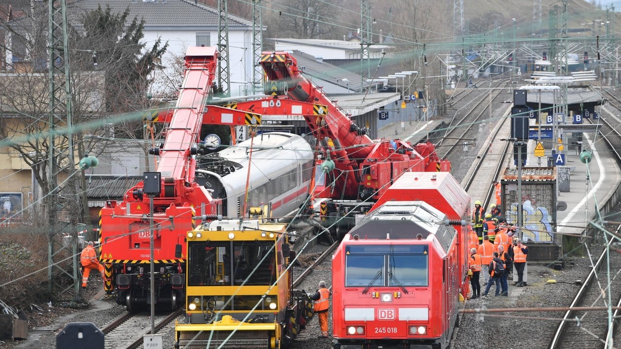 Mit zwei Notfallkränen wird im Bahnhof von Frankfurt-Griesheim der zerstörte ICE-Triebwagen vom Bahnsteig gehoben.
