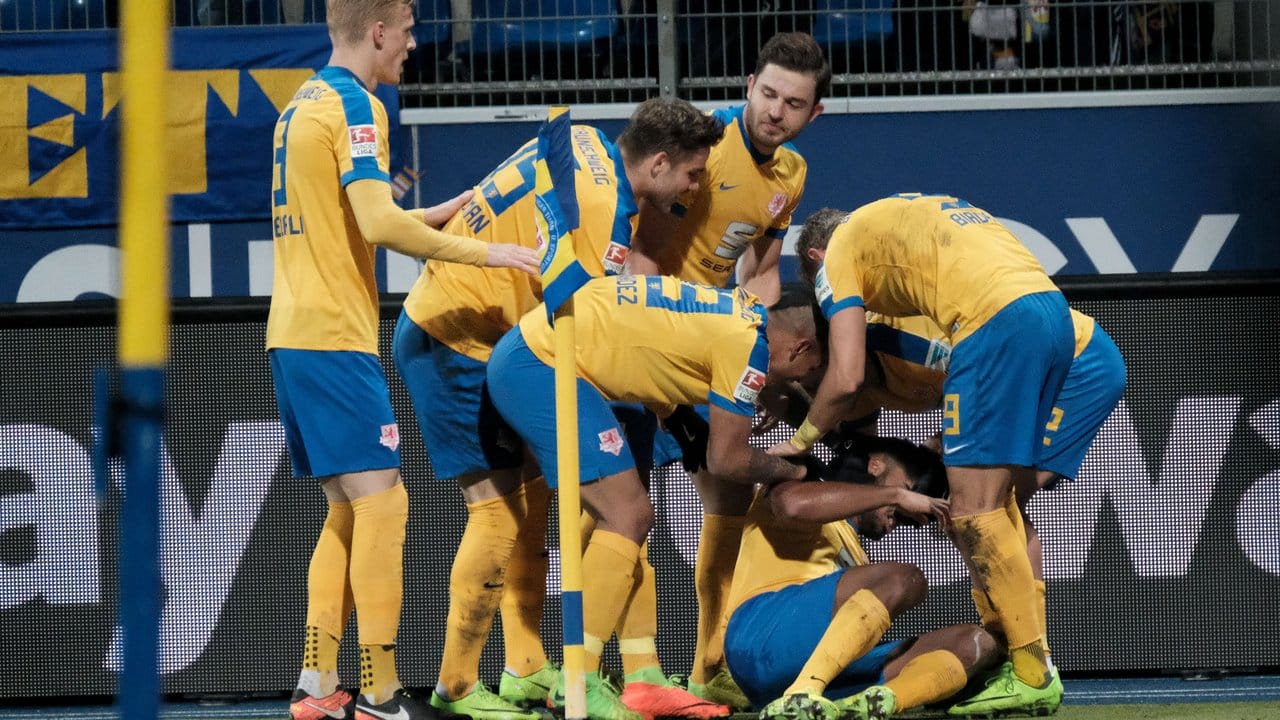 Braunschweigs Phil Ofosu-Ayeh (am Boden) jubelt mit den Mannschaftskollegen über seinen Treffer zum 1:0 gegen Erzgebirge Aue.