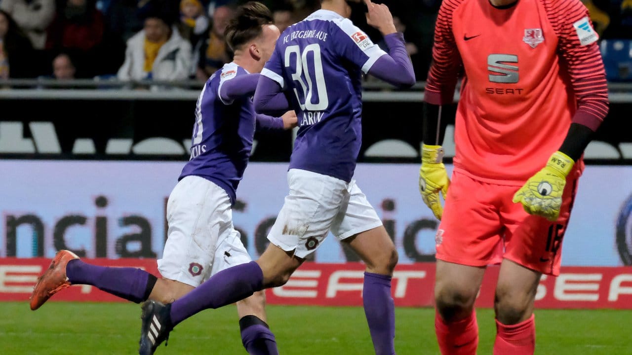 Aues Dimitrij Nazarov (M) bejubelt seinen Treffer zum 1:1 gegen Eintracht Braunschweig mit Simon Skarlatidis (l).