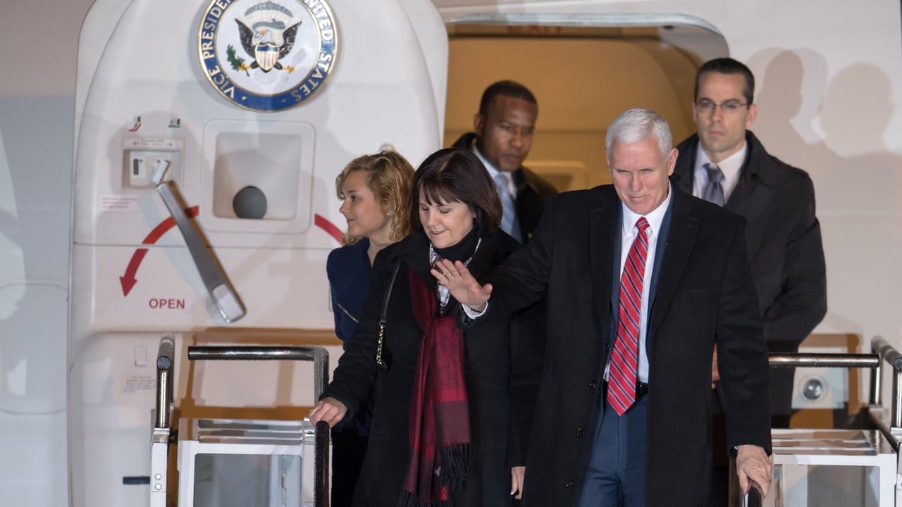 US-Vizepräsident Mike Pence mit seiner Frau und seiner Tochter bei der Ankunft in München.