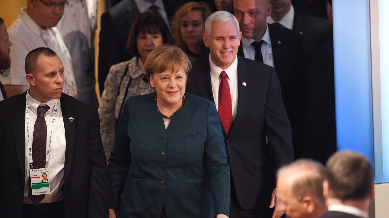 Bundeskanzlerin Angela Merkel und US-Vizepräsident Mike Pence im Hotel Bayerischer Hof.