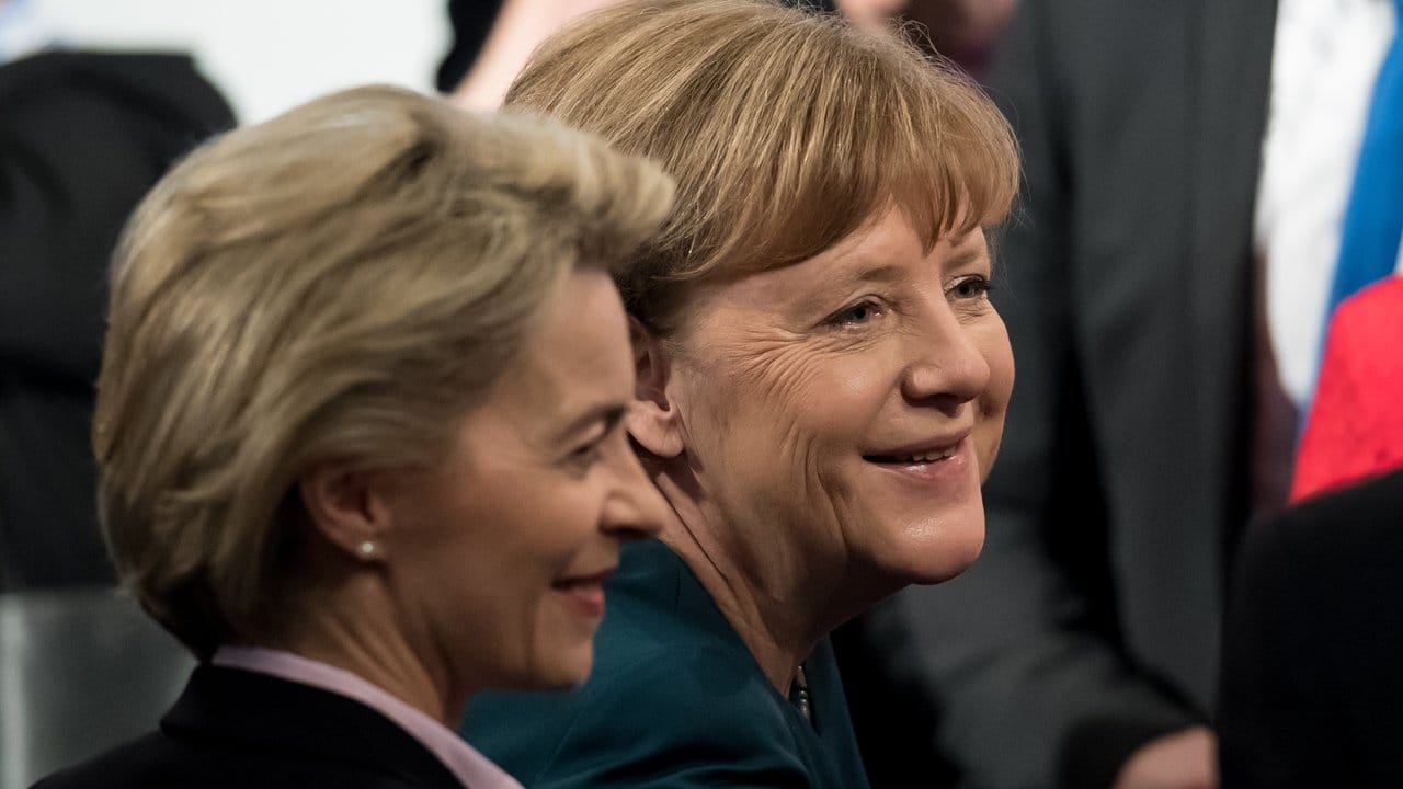 Angela Merkel und Verteidigungsministerin Ursula von der Leyen begrüßen Gäste des Treffens.