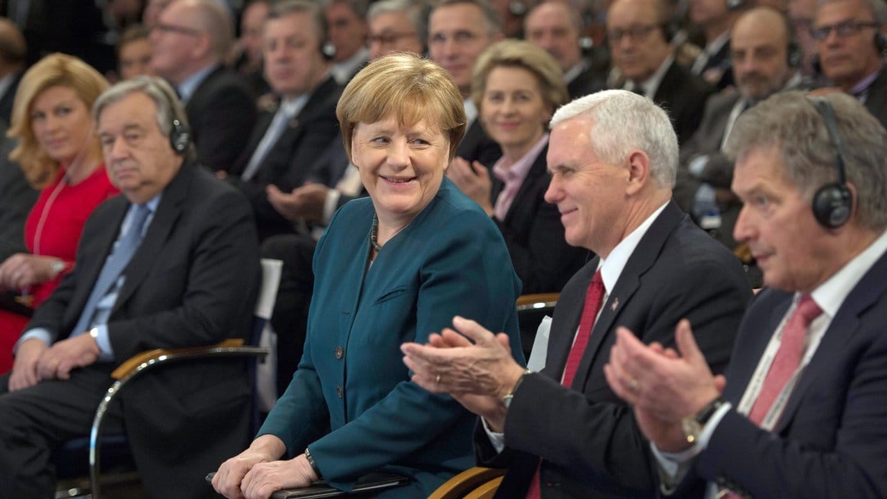 Freundliche Gesichter: Bundeskanzlerin Merkel und US-Vizepräsident Mike Pence bei der Sicherheitskonferenz.