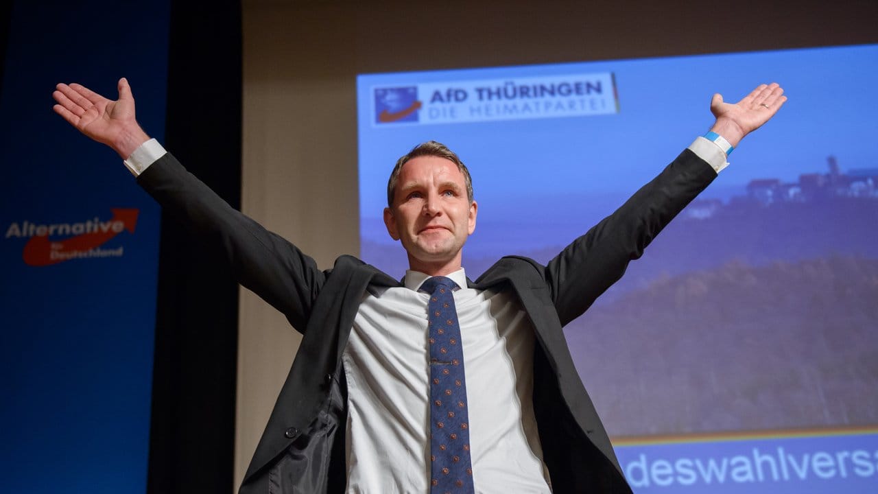 Siegerpose: Björn Höcke, Fraktionsvorsitzender der AfD Thüringen, nach seiner Rede auf der Landeswahlversammlung.