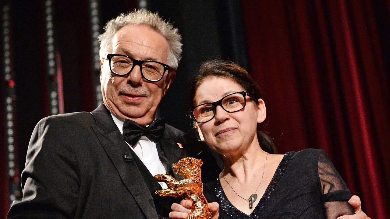 Berlinale-Direktor Dieter Kosslick und Regisseurin Ildikó Enyedi, die den Goldenen Bären gewonnen hat.