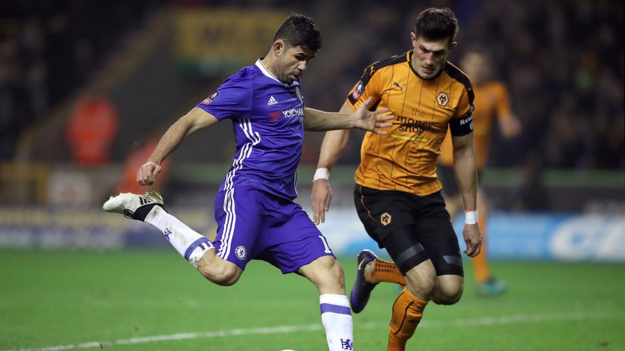 Chelseas Diego Costa (l) entschied mit seinem 2:0 das Pokalspiel gegen Wolverhampton.