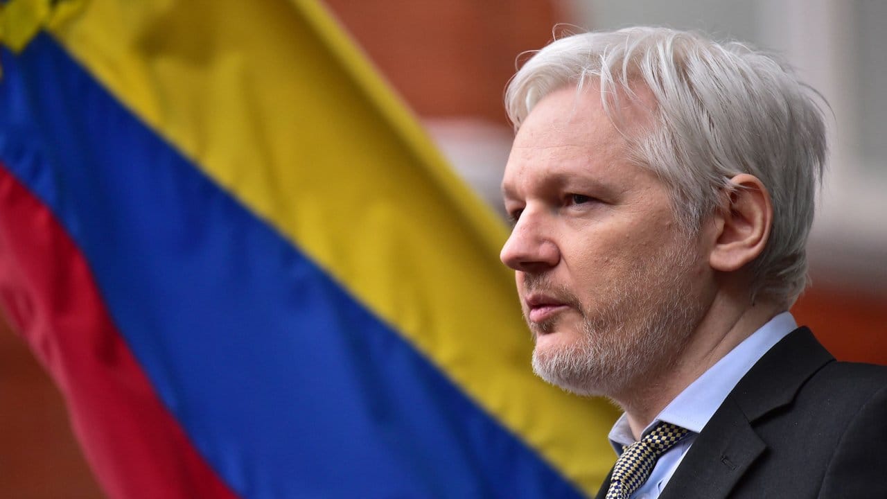 Wikileaks-Gründer Julian Assange bei einer Pressekonferenz in London vor der Fahne Ecuadors. Wikileaks-Gründer Julian Assange bei einer Pressekonferenz in London vor der Fahne Ecuadors.
