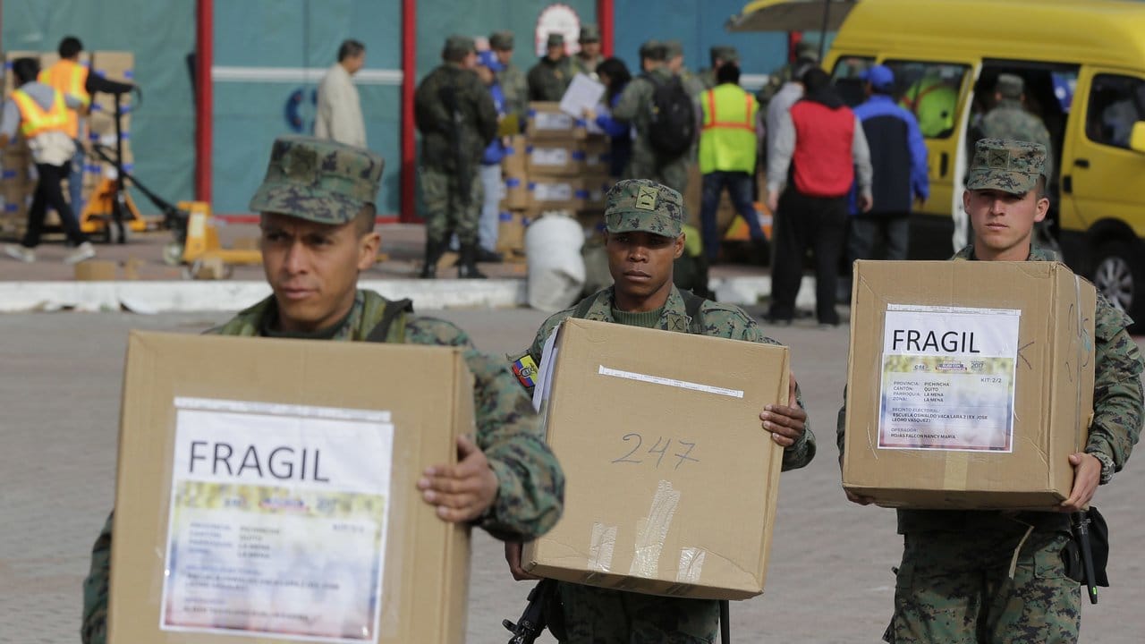 Nach zehn Jahren an der Macht wählt Ecuador einen Nachfolger für den amtierenden Präsidenten Rafael Correa. Nach zehn Jahren an der Macht wählt Ecuador einen Nachfolger für den amtierenden Präsidenten Rafael Correa.