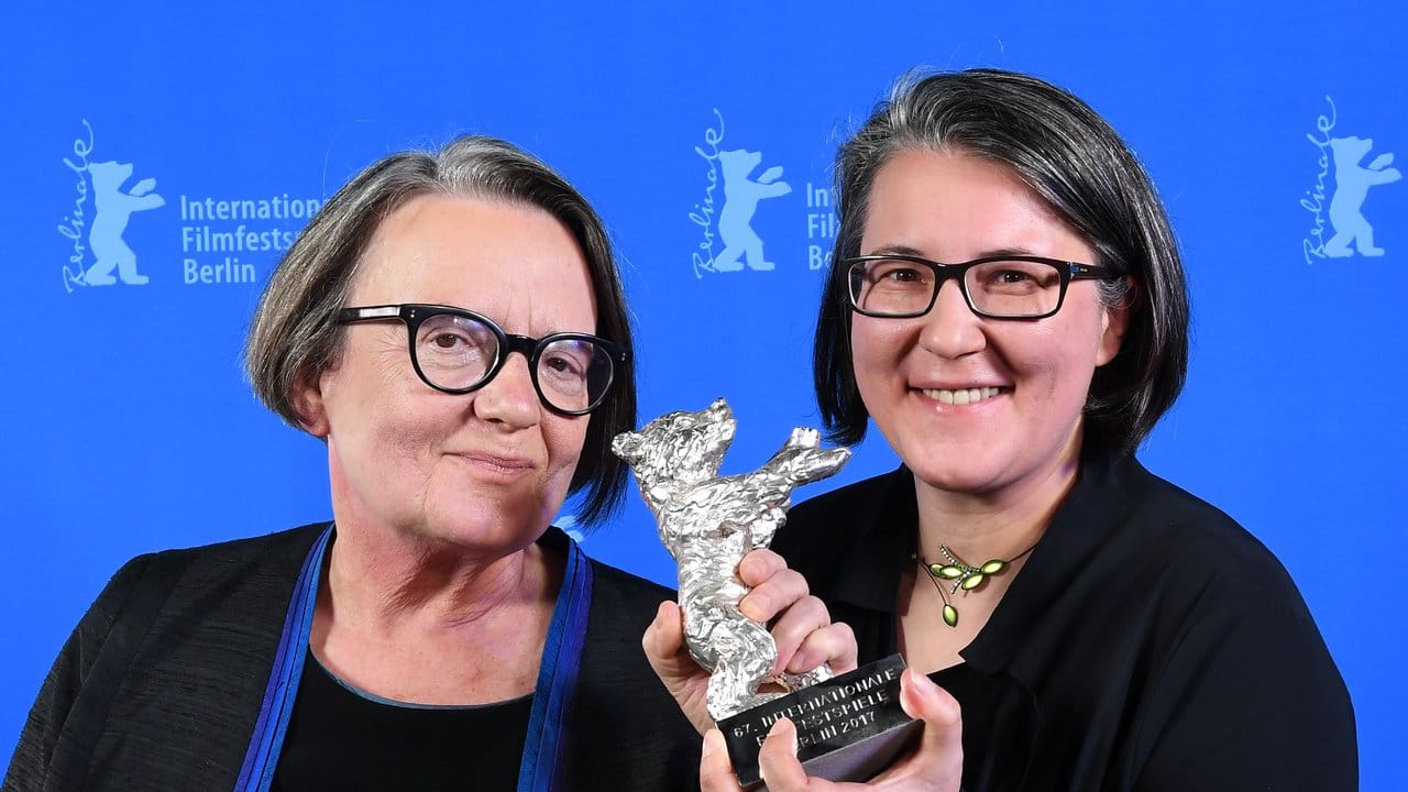 Die polnische Regisseurin Agnieszka Holland freut sich mit ihrer Tochter Kasia Adamik über die Auszeichnung.