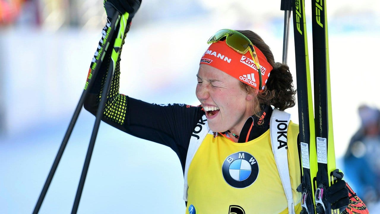 Laura Dahlmeier jubelt im Ziel über ihr fünftes Gold bei dieser WM. Laura Dahlmeier jubelt im Ziel über ihr fünftes Gold bei dieser WM.
