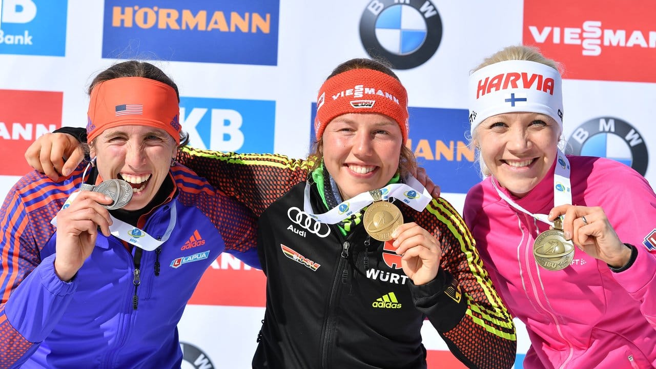 Medaillengewinnerinnen: Laura Dahlmeier (Gold) zwischen Susan Dunklee (l, Silber) und Kaisa Mäkäräinen (Bronze).