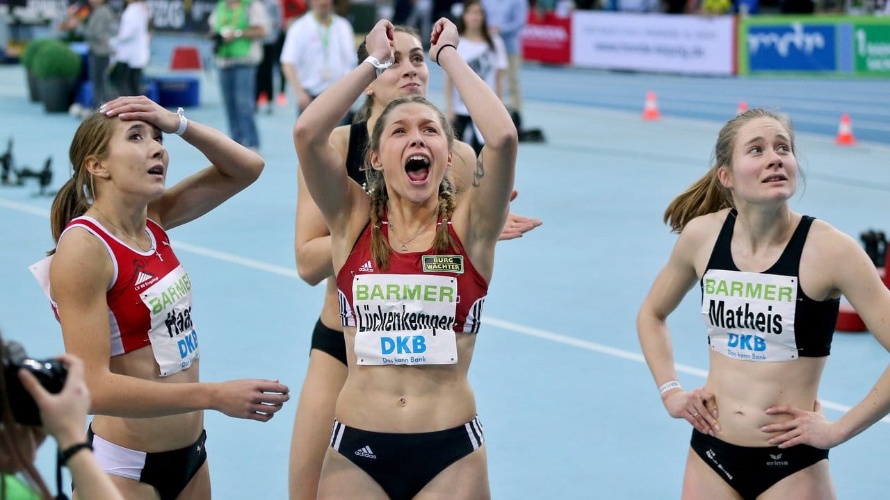Sprinterin Gina Lückenkemper (M) jubelt über ihren Sieg über die 60 Meter.