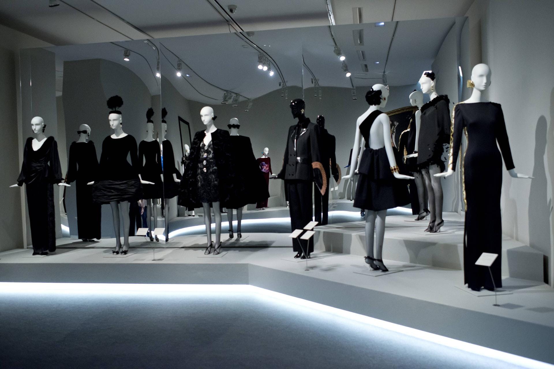 Hubert de Givenchy zählt zu den berühmtesten Modeschöpfern unserer Zeit. Seine Kreationen wurden bereits in zahlreichen Ausstellungen wie hier 2014 in Madrid gewürdigt.