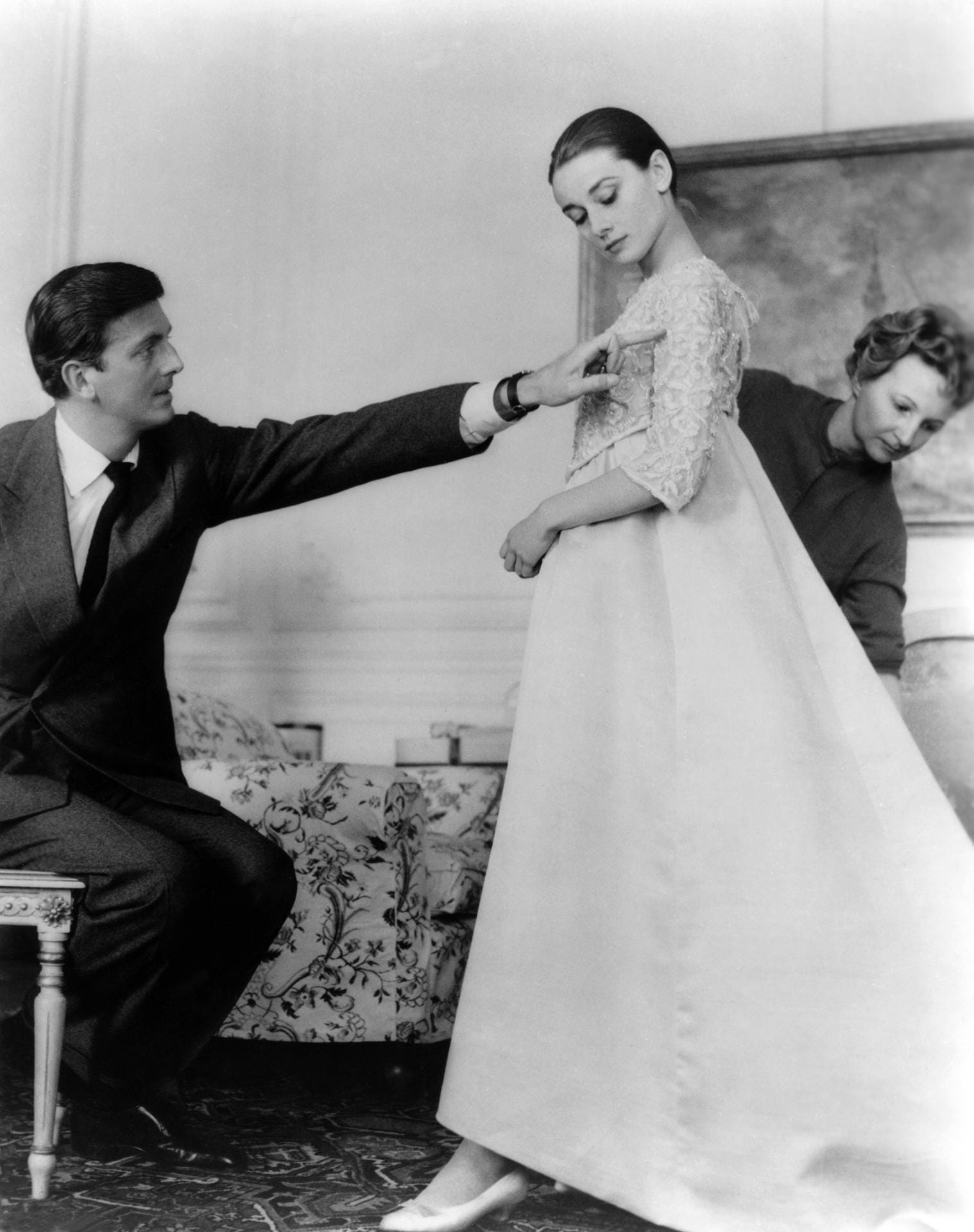 Hubert de Givenchy kleidete viele Stars der 50-er und 60-er Jahre ein. Aber in Erinnerung bleibt vor allem seine langjährige Zusammenarbeit und Freundschaft mit der Hollywood-Ikone Audrey Hepburn.