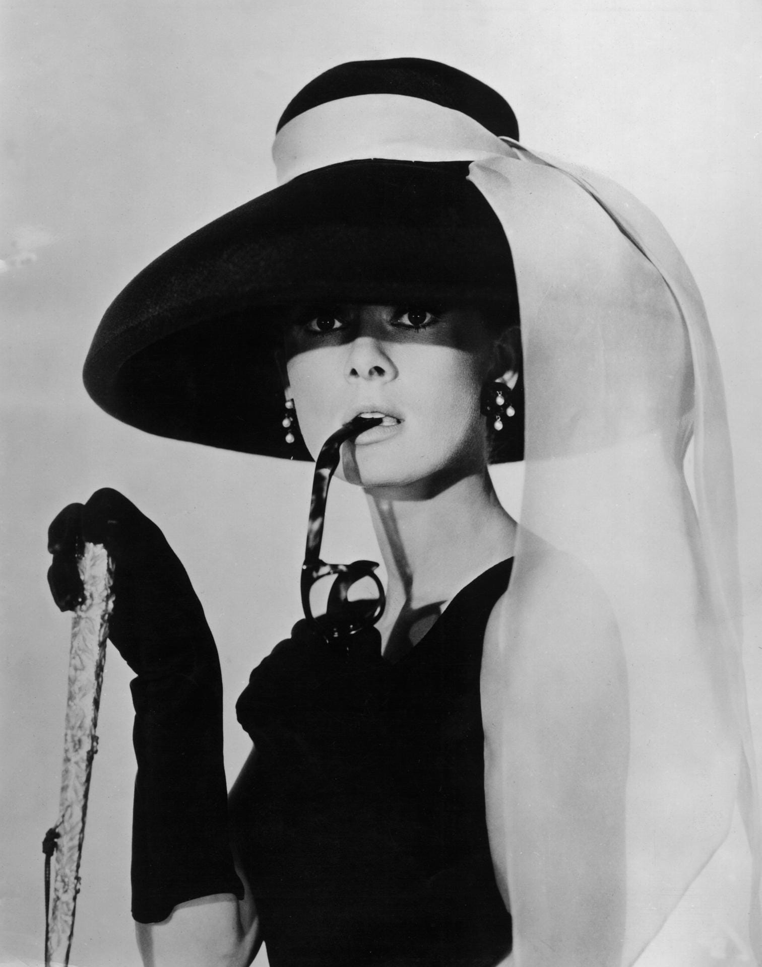 Legendär ist das Cocktail-Kleid von Hubert de Givench, das Audrey Hepburn in dem Film "Frühstück bei Tiffany" trug.