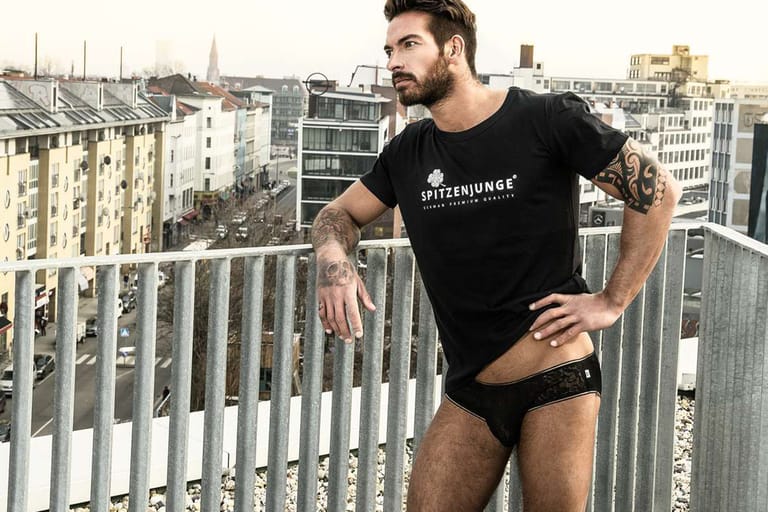 Wer sich untenrum trendmäßig kleiden will, greift zu sexy Underwear aus Spitze. Das Berliner Label Spitzenjunge hat davon verschiedenste Varianten im Sortiment.