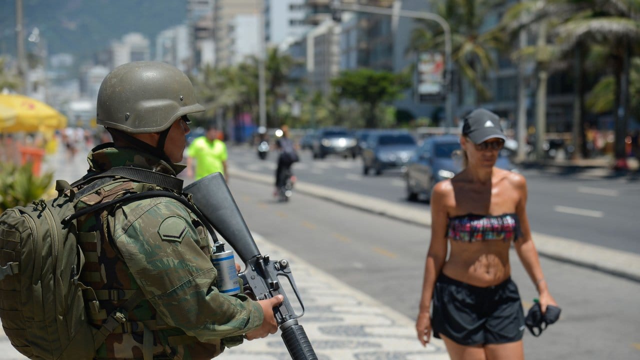 Aus Angst vor einer Gewalteskalation soll das Militär verstärkt die Karnevalsumzüge in Brasilien sichern.