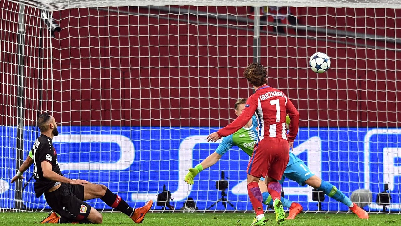 Antoine Griezmann (7) erzielt gegen Bayer-Torwart Bernd Leno (verdeckt) den Treffer zum 2:0.