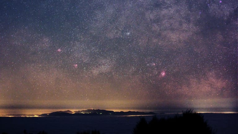 Lichter der Nordküste und Sternbild Orion.