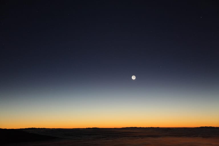Monduntergang über dem Wolkenmeer.