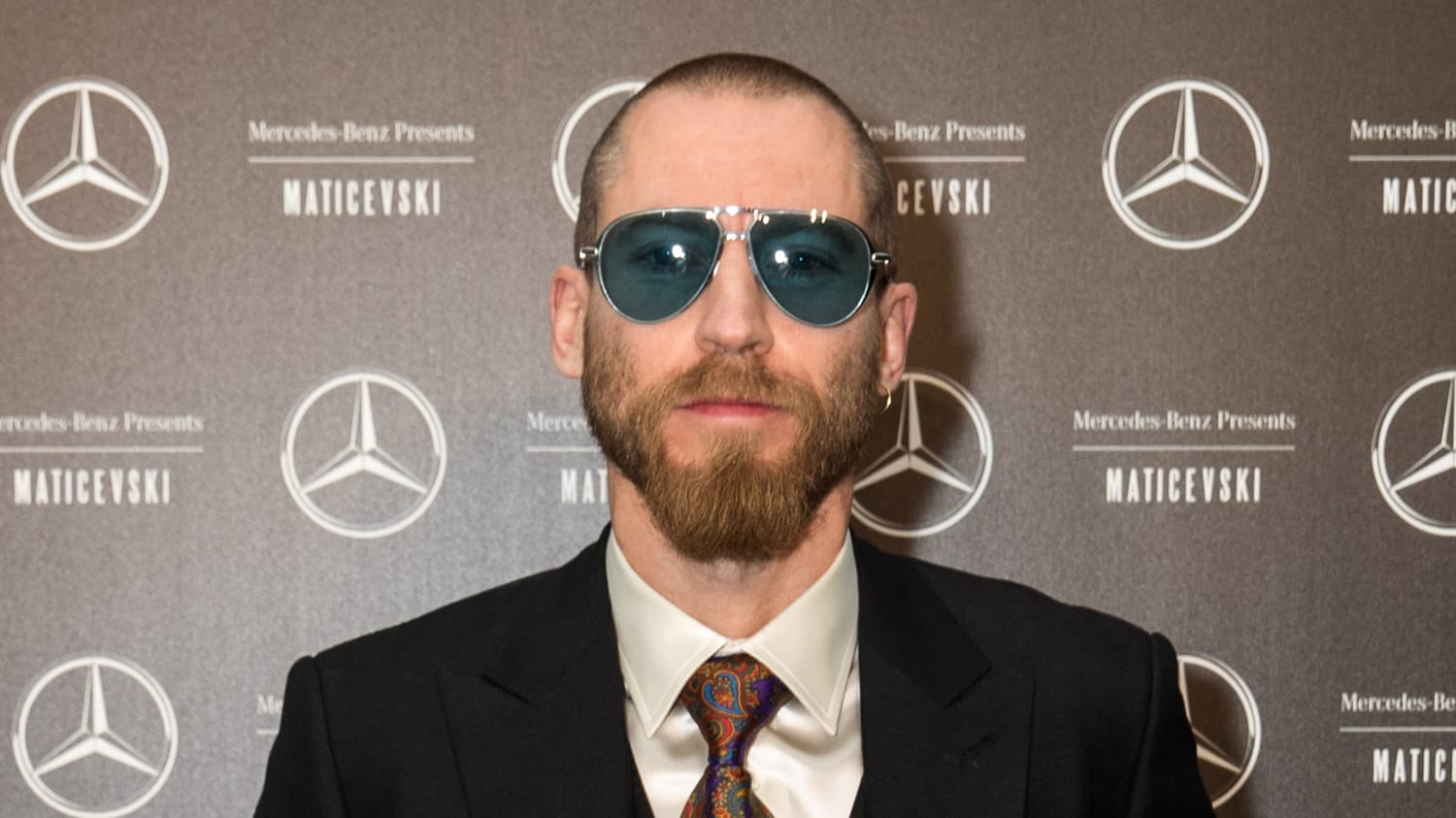 Der ehemalige Creative Director von Brioni und absoluter Fashionisto Justin O’Shea kennt die Trends: raspelkurze Haare und coolen Bart.