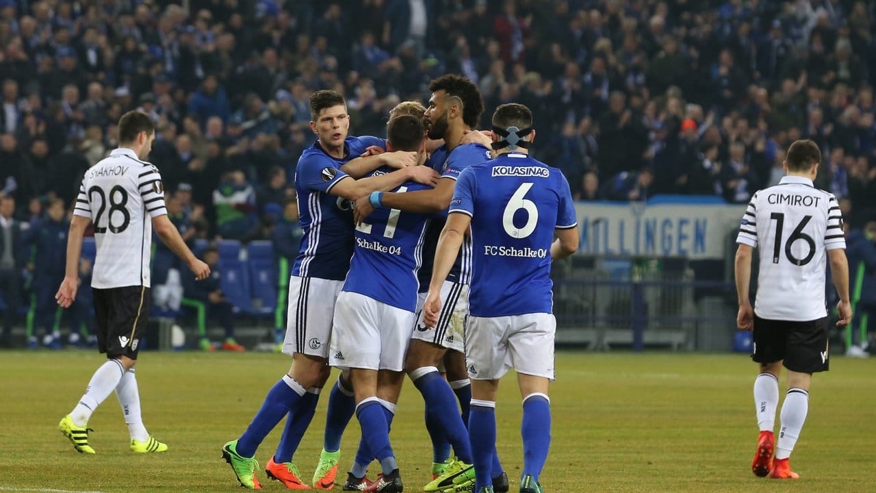Die Spieler vom FC Schalke feiern das 1:0.