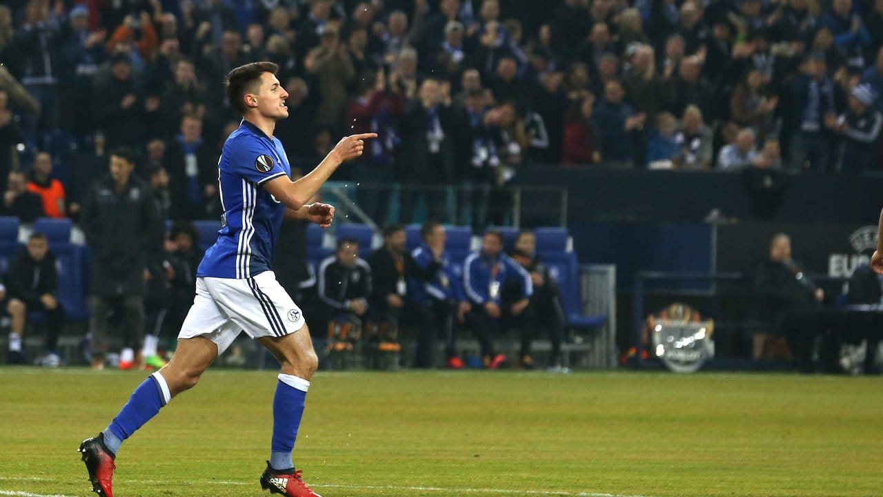 Alessandro Schöpf feiert seinen Treffer zum 1:0 für Schalke.