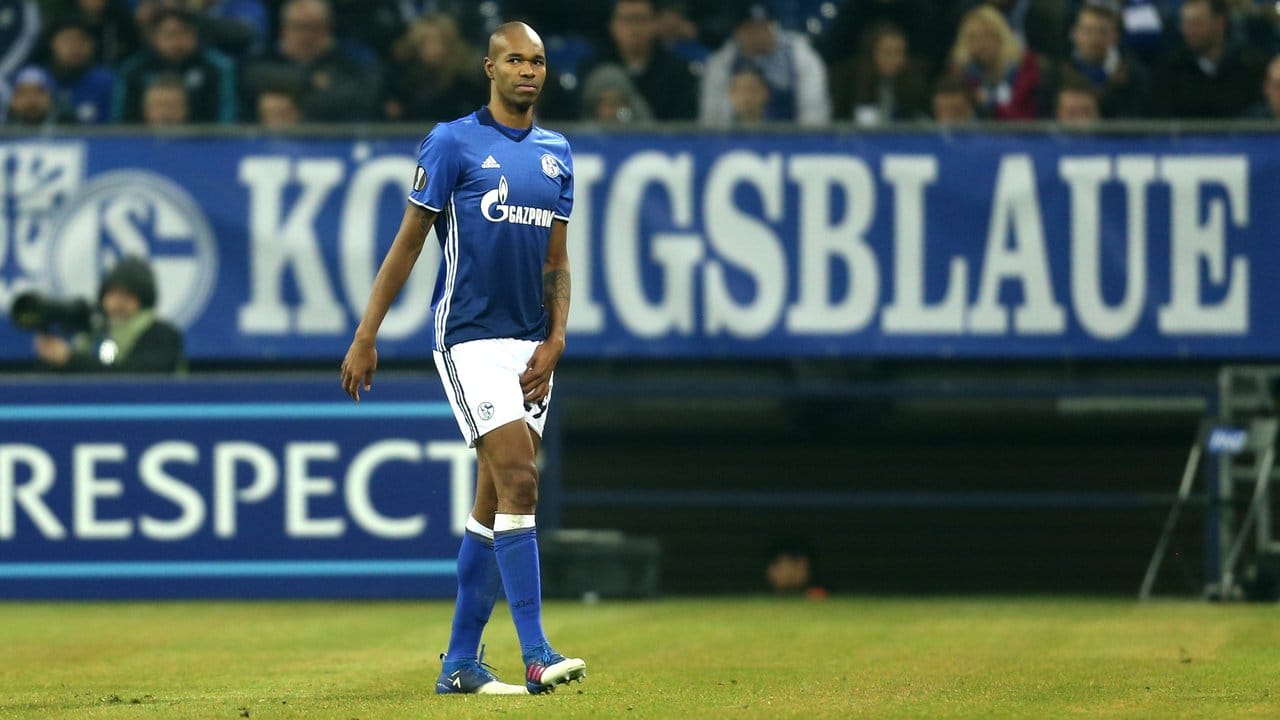 Schalkes Naldo muss verletzt vom Feld gehen.