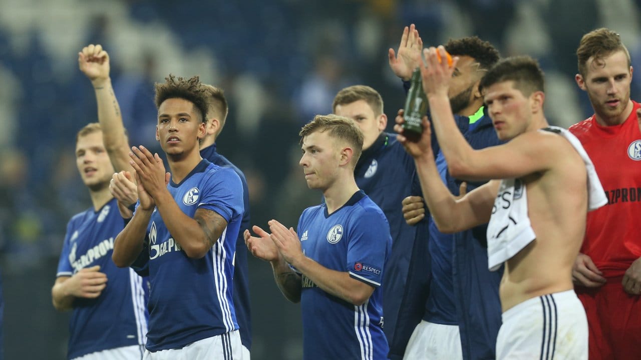 Die Spieler von Schalke bedanken sich bei ihrem Publikum.