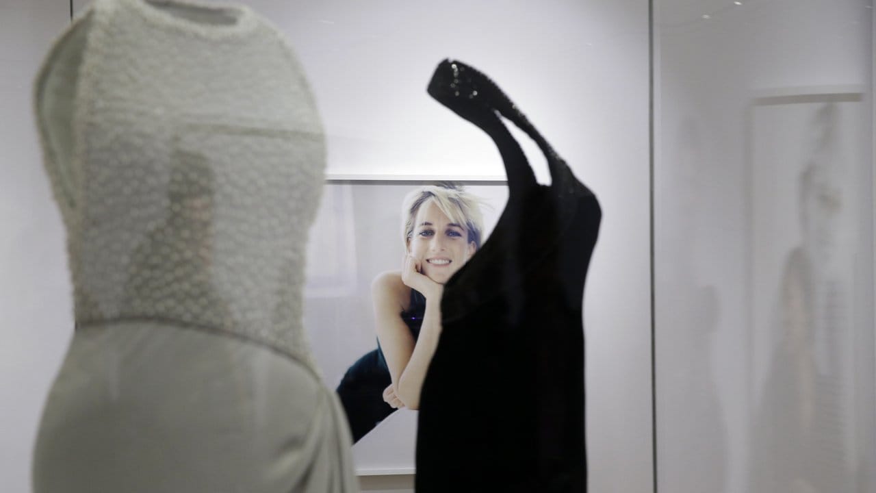 Eine Fotografie von Prinzessin Diana von Mario Testino und zwei ihrer Abendroben gehören zu den Exponaten der Ausstellung "Diana: Her Fashion Story".