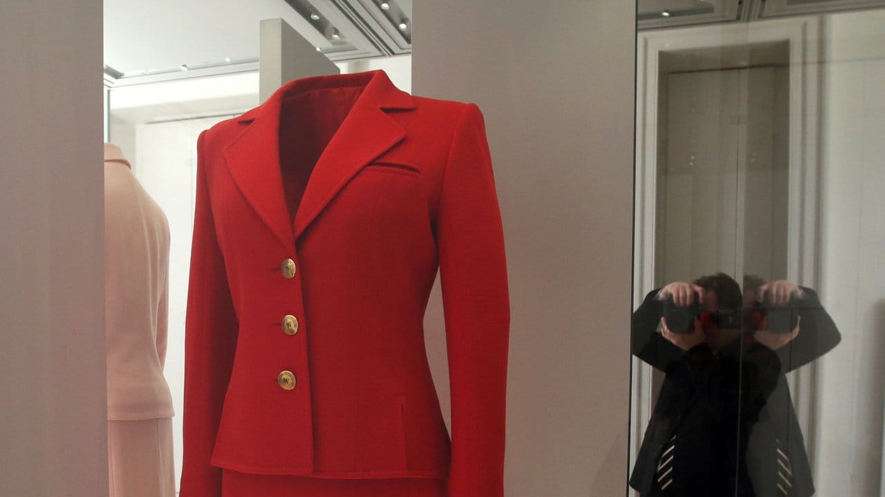 Ein rotes Kostüm von Catherine Walker, das Prinzessin Diana im Jahr 1996 trug.