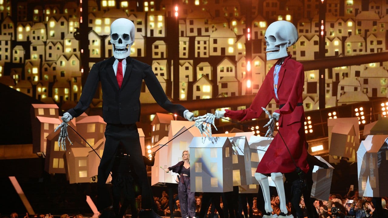 Katy Perry s Tanz mit den Skeletten.