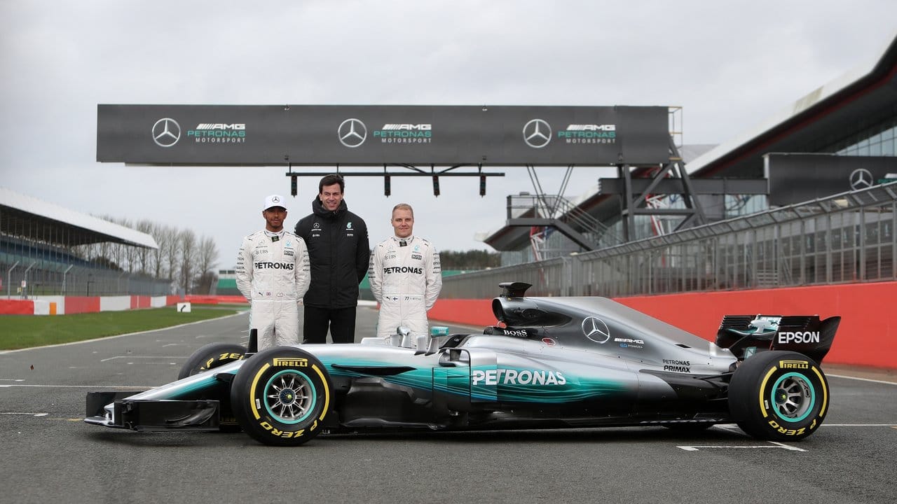Lewis Hamilton, Motorsportchef Toto Wolff und Valtteri Bottas präsentieren den neuen Silberpfeil.
