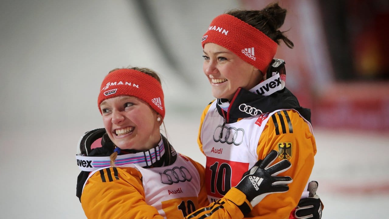 Katharina Althaus (l) und Carina Vogt rechnen sich Chancen auf eine Medaille aus.