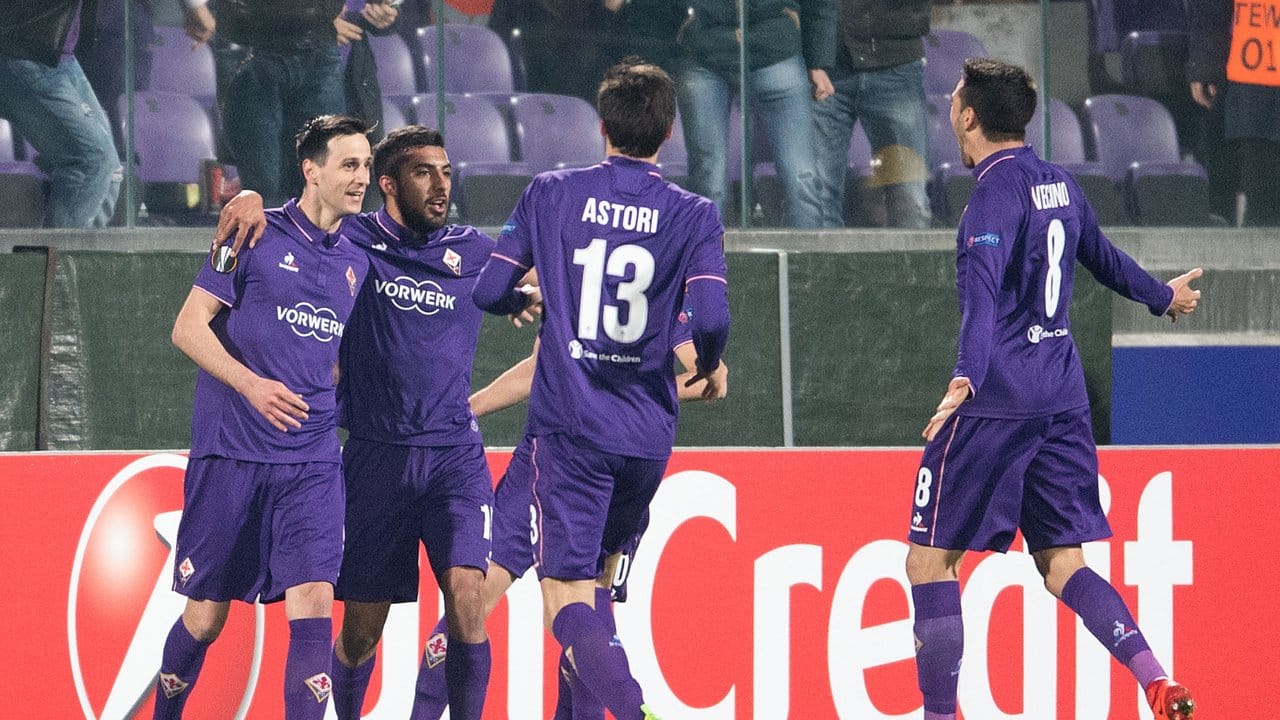 Torschütze Nikola Kalinic (L) und seine Teamkollegen von AC Florenz jubeln nach dem Treffer zur 1:0 Führung.