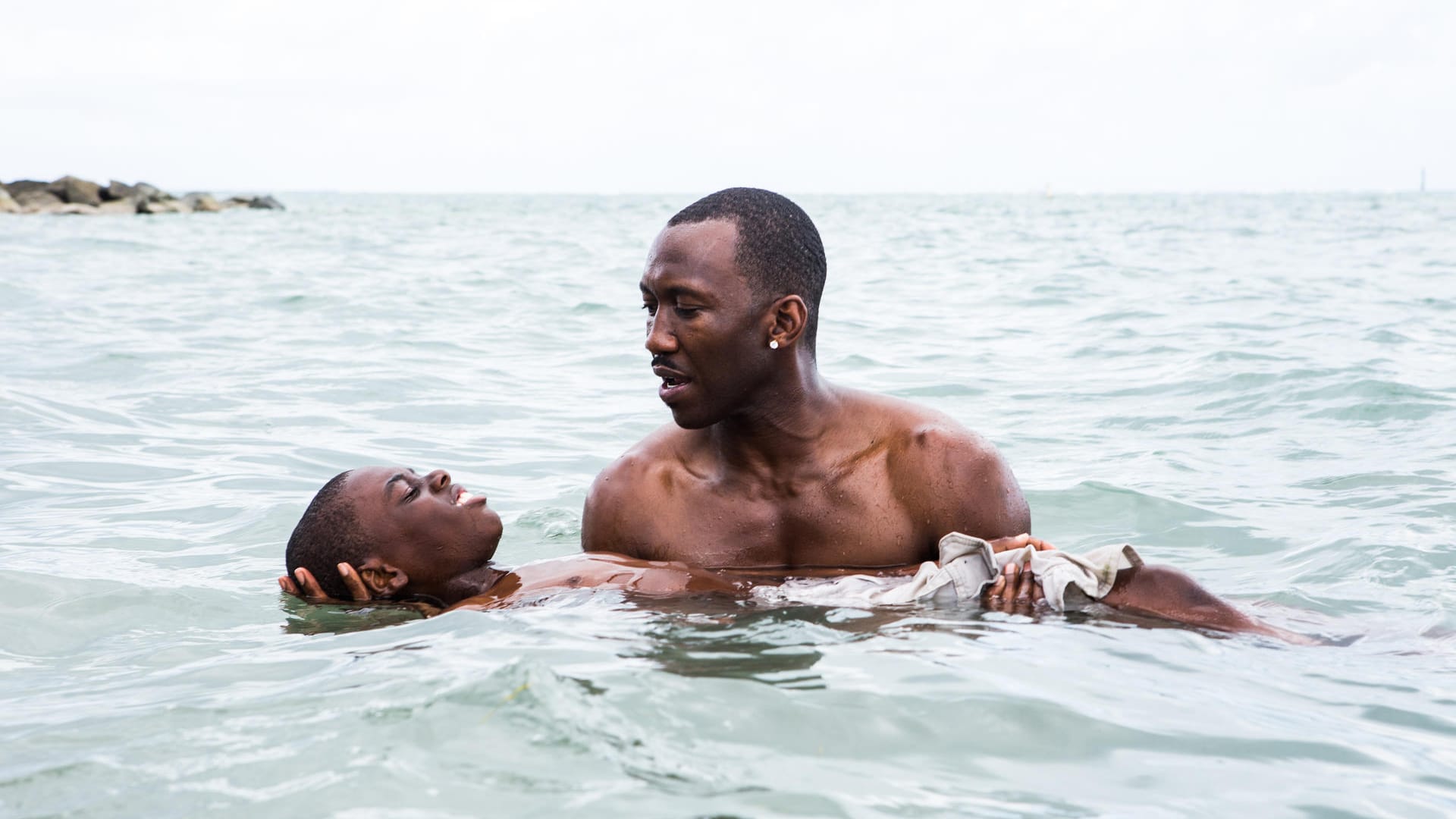 Mahershala Ali hält Alex R. Hibbert in seinen Armen im Wasser im Film "Moonlight"