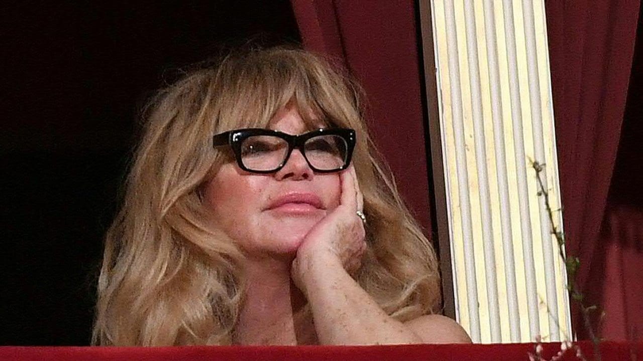 Goldie Hawn schaut interessiert zu.