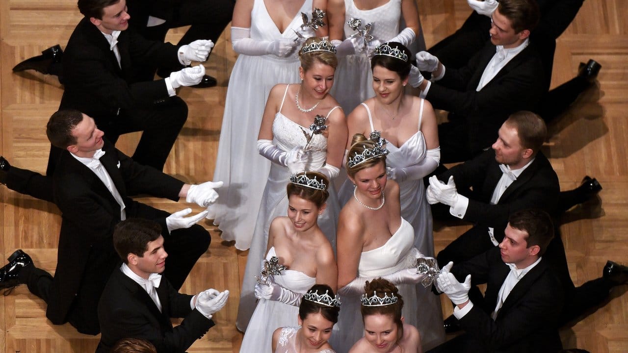 Formvollendet: Das Jungdamen- und Jungherrenkomitee während der Eröffnung des Wiener Opernballes in der Staatsoper Wien.