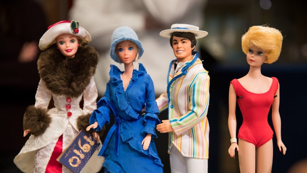 Mehrgenerationen-Familie: Barbie-Puppen von 1995, 1975, 1983 und 1962 (v.